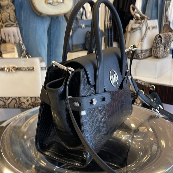 MICHAEL KORS
Carmen Medium Belted Flap Satchel Crocodile Leather
NWT - Picture 3 of 16
